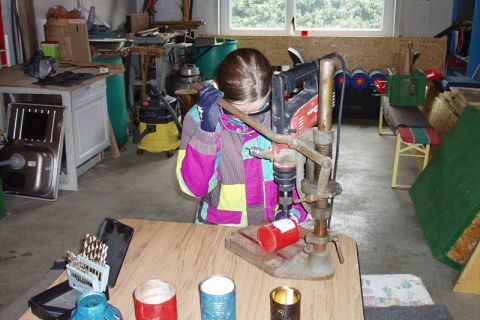 Mädchen bei der Arbeit an einer Maschine