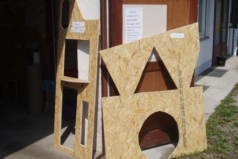 Holzelemente, die für den Zusammenbau des Hauses bereit stehen