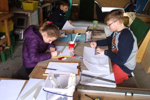 Kindergruppe beim Zeichnen