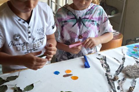 zwei Kinder arbeiten am Lebensbaum