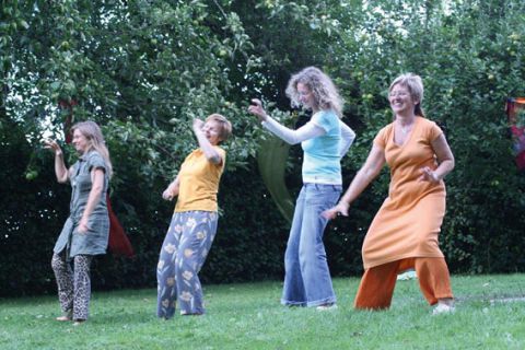 Frauen lassen durch Tanzen Ihren Körper sprechen