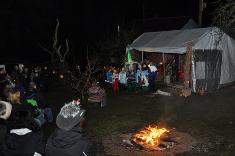 Lichterfest zu Weihnachten - Gruppe am Lagerfeuer